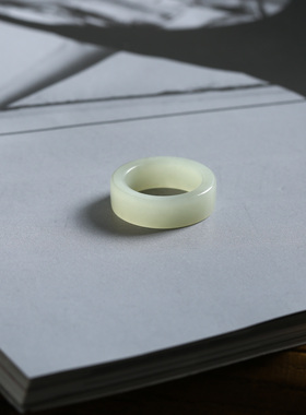 13号戒指 新疆和田玉青白中宽直切款方口指环 2872