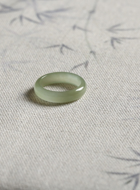 11号戒指 和田玉晴水青白窄条泥鳅背圆弧素圈指环 8379