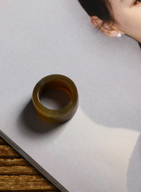 13号戒指 新疆和田玉糖料糖玉宽条直切款方口指环 7572