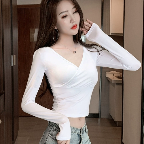 Черная осенняя футболка, приталенный базовый приятный телу короткий лонгслив, V-образный вырез, высокая талия