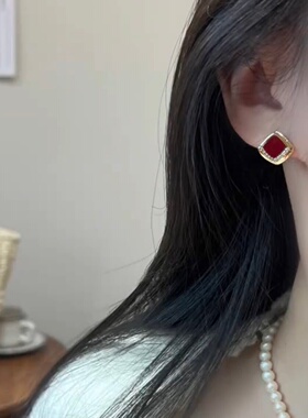 简约复古红色几何方形镶钻耳钉女