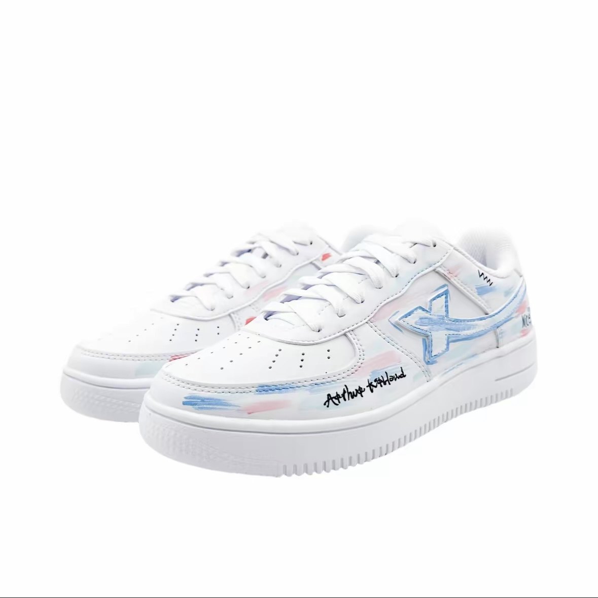 【定制球鞋】特步空军一号断裂时空手绘防滑耐磨低帮板鞋男款白蓝,淘宝优惠券,粉丝福利购,淘宝优惠卷