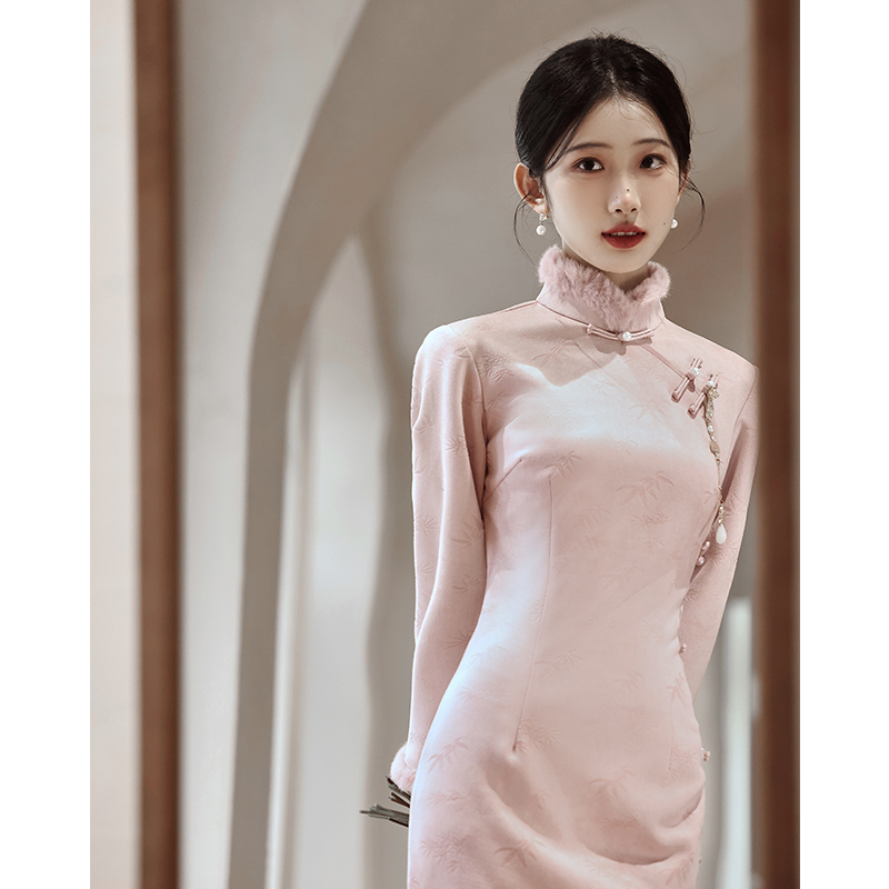  颜赋绣旗袍