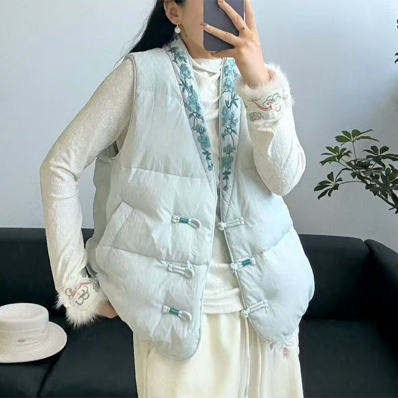 2025新款V领刺绣羽绒马甲中式国风时尚百搭显瘦达标90白鸭绒坎肩