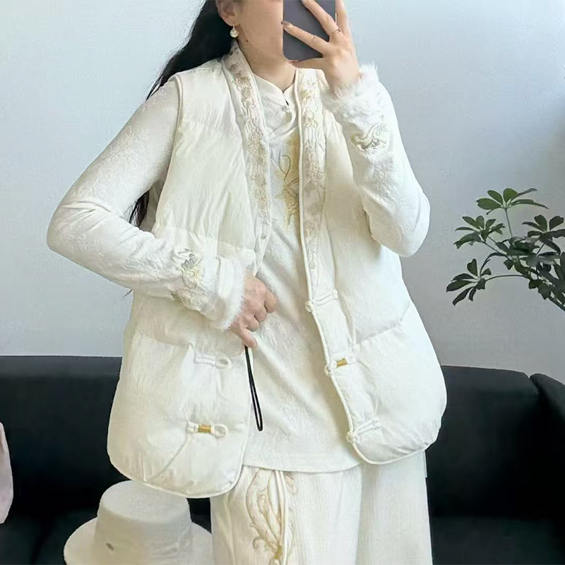 2025新款V领刺绣羽绒马甲中式国风时尚百搭显瘦达标90白鸭绒坎肩