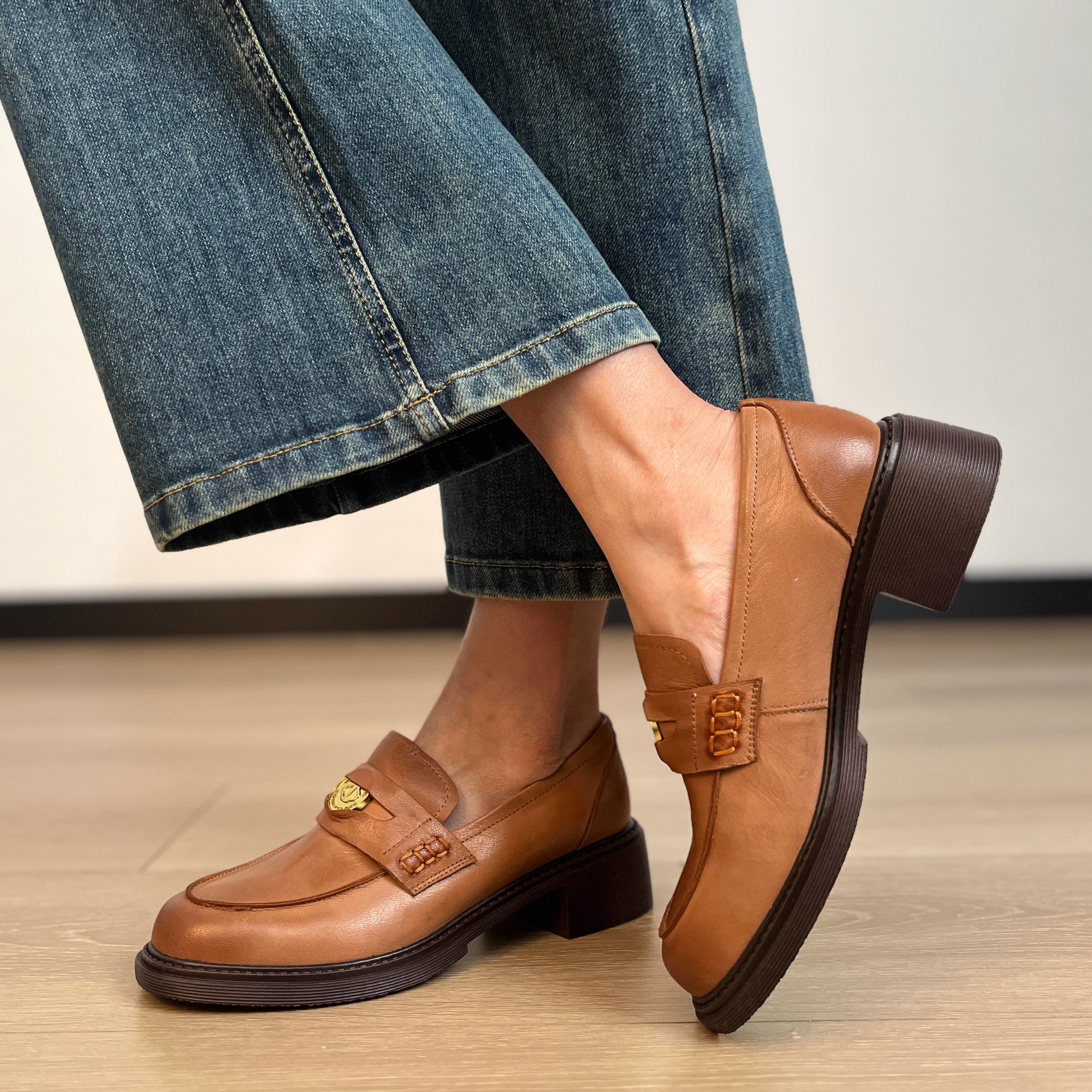 2025秋冬英伦复古金属扣乐福鞋女中跟粗跟深口单鞋老钱风小皮鞋女 - 图1