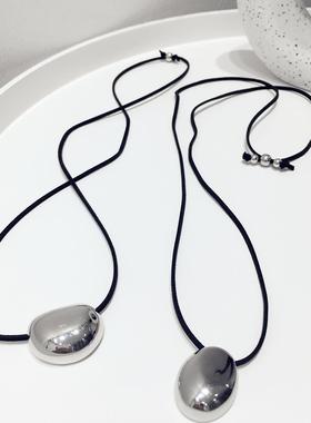 银色椭圆形几何黑绳可调节项链