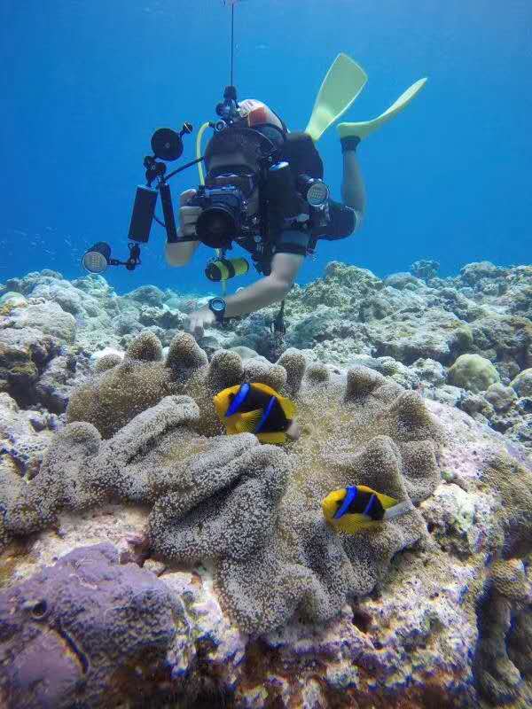 A15水下潜水手电筒强光可充电大功率潜水摄影补光手电18650电池