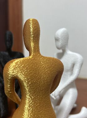 简约三色抱手坐立小人样板房摆件