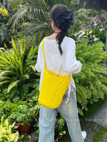 Wfei新款小众设计感尼龙布包百搭轻便红色斜挎包通勤出游百搭包包 - 图2