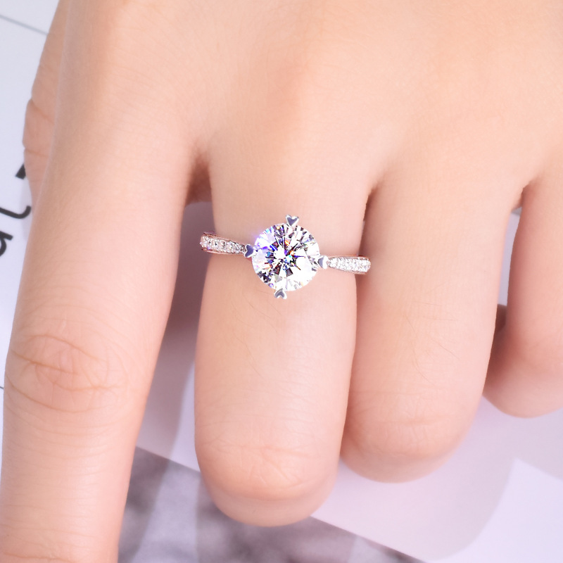 ¿ËÀ×ê½äÇáÉÝ΢Ïâµ¥ÅÅ×ê°®ÐÄËÄצ»é½ä 1 °×½ð 18K Īɣʯ½äָŮ CC ÃÀ¹ú ¿ËÀ×ê½äÇáÉÝ΢Ïâµ¥ÅÅ×ê°®ÐÄËÄצ»é½ä 1 °×½ð 18K Īɣʯ½äָŮ CC ÃÀ¹ú