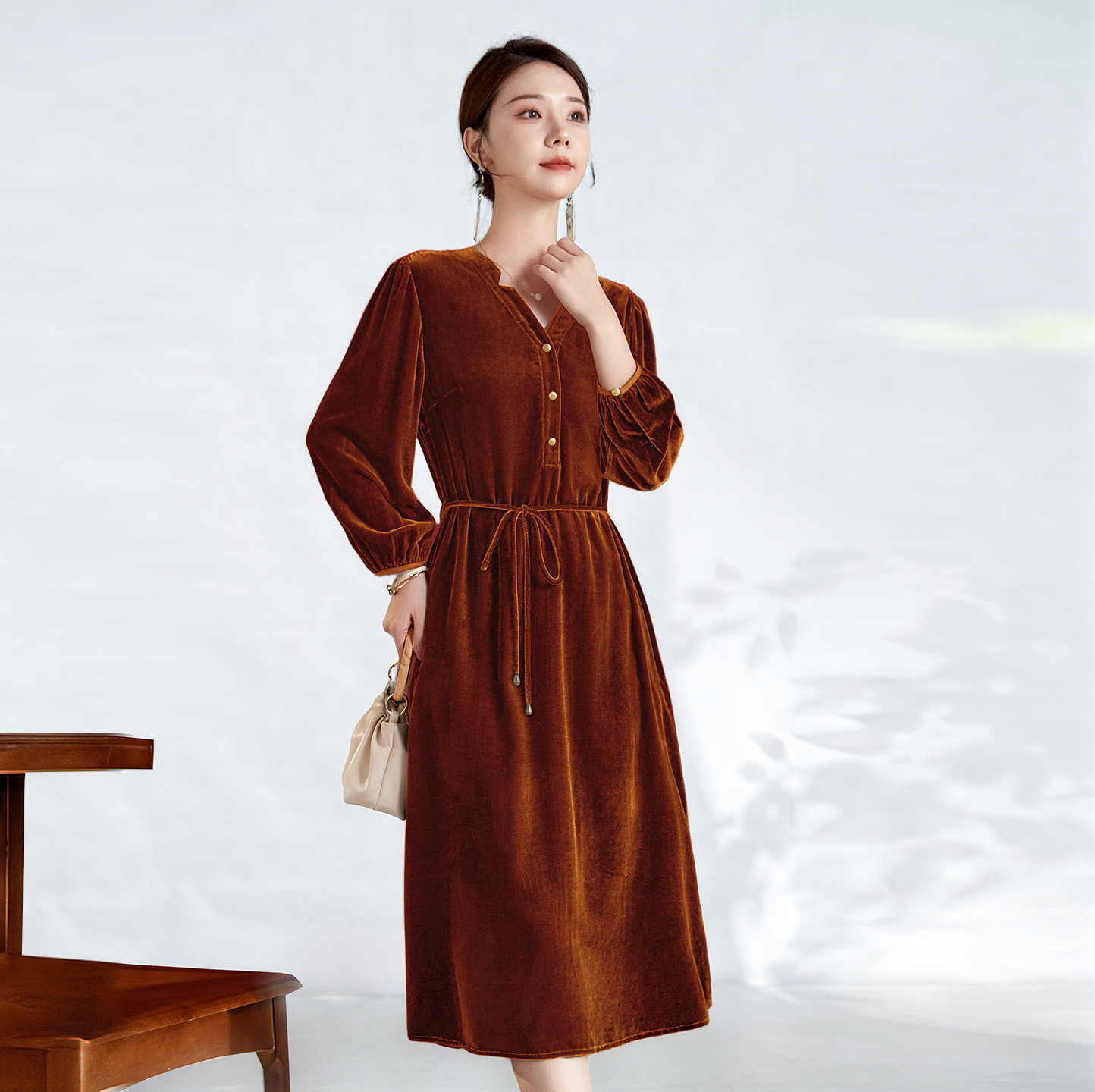 水墨佳人轻奢秋冬V领桑蚕丝连衣裙气质减龄修身显瘦真丝绒中长款