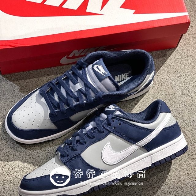 Nike DunkLow ເກີບຜ້າໃບຜູ້ຊາຍໃສ່ເກີບຕໍ່າສຸດທີ່ສະດວກສະບາຍແລະອະເນກປະສົງທີ່ບໍ່ເລື່ອນໄດ້ທົນທານຕໍ່ເກີບເກີບຜູ້ຊາຍສີຟ້າສີຂີ້ເຖົ່າ IB3079-400