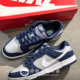 Nike DunkLow ເກີບຜ້າໃບຜູ້ຊາຍໃສ່ເກີບຕໍ່າສຸດທີ່ສະດວກສະບາຍແລະອະເນກປະສົງທີ່ບໍ່ເລື່ອນໄດ້ທົນທານຕໍ່ເກີບເກີບຜູ້ຊາຍສີຟ້າສີຂີ້ເຖົ່າ IB3079-400