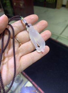 包邮纯天然高冰荧光玉髓精雕掌上明珠项链白冰玛瑙手掌吊坠毛衣链