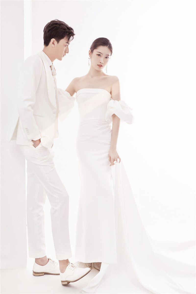 影楼主题情侣装抹胸拖尾泡袖写真服 耳夲婚纱