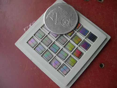 Тайваньский кремниевый чип -чип -чип -ядра Один пластинка из выставочного выставочного испытания десяти юаней показывает обучение микроскопа