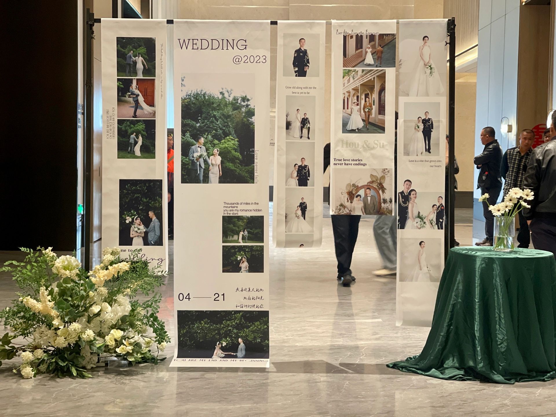 网红婚礼迎宾照片展示区吊旗写真布面料婚纱照高级感打卡区黑架子 - 图0