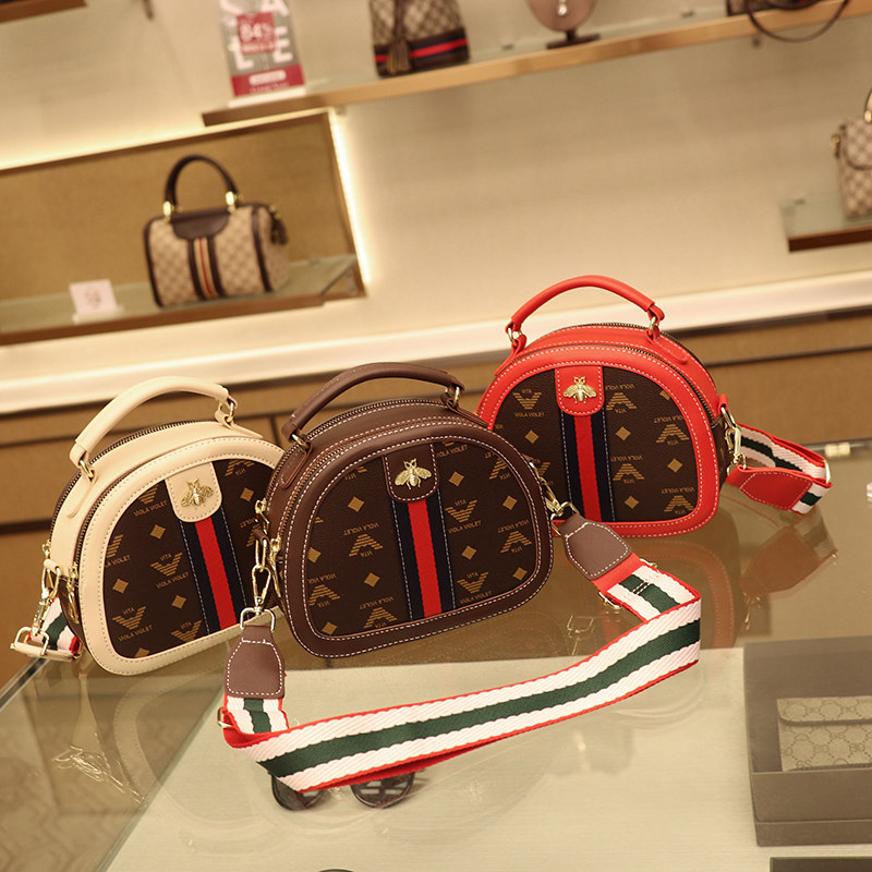 夏季2020新款女网红流行小ck斜挎包 九耳狐女士包袋