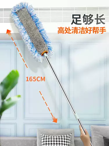 Очистка артефакта на дне кровати, чтобы очистить зазор под кроватью, чтобы очистить пыль, убирая очистку пыли, и драпировку под диваном дивана