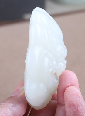 新疆且末料和田玉兽头大吊坠手把件 天然白玉貔貅瑞兽玉雕把玩件