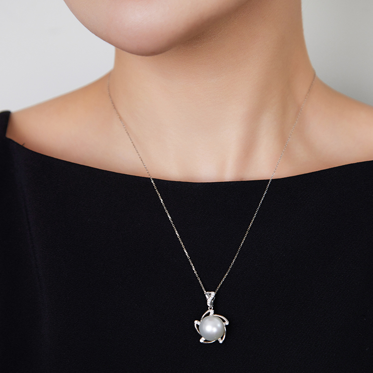 悦甄18k金钻石近正圆澳白珍珠吊坠12-13mm - 图1