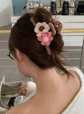 泡芙花朵~甜美撞色毛绒抓夹女秋冬百搭高级感鲨鱼夹独特漂亮发饰