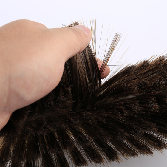 Long-handled bed sweeping brush to clean soft-bristled bed quilts