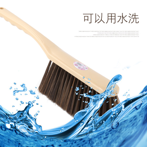 Long-handled bed sweeping brush to clean soft-bristled bed quilts
