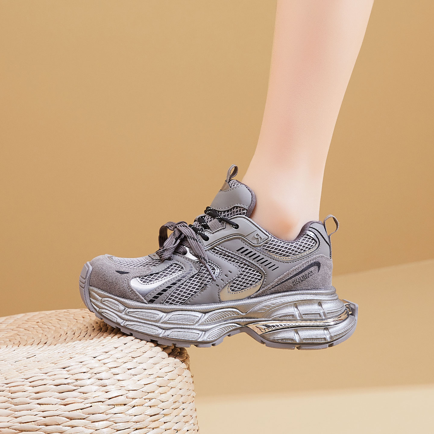 老爹鞋女款2025新款真皮秋冬季加棉加绒轻便防滑厚底增高运动鞋子 - 图2