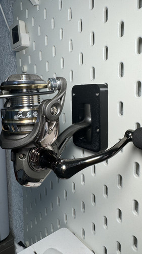 路亚渔轮水滴轮支架  洞洞板配件圆孔板  渔轮展示收纳支架 - 图0