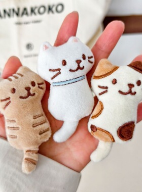新款日系可爱猫咪毛绒公仔小猫玩偶胸针背包挂件玩具娃娃机公仔