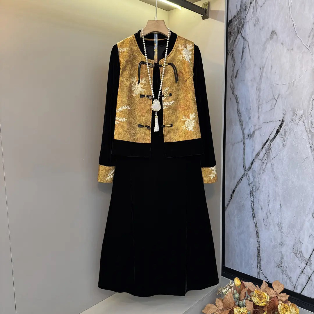 Plus size women's new Chinese style heavy industry floral jacquard disc buckle vest + spliced cuffs velvet long dress