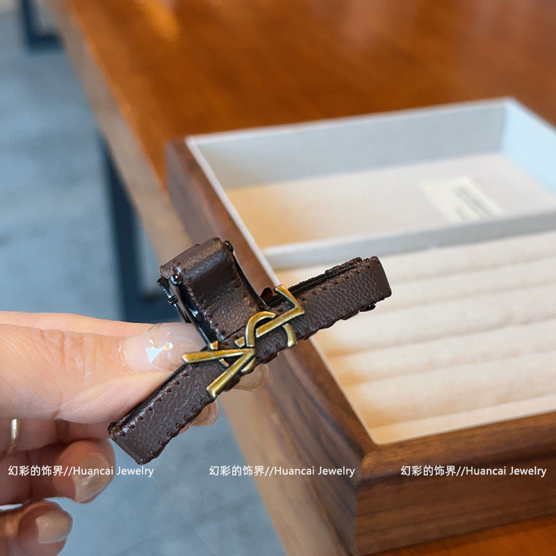 2025新款皮质发饰6厘米小抓夹时尚OL复古字母通勤刘海抓鲨鱼夹女,淘宝优惠券,粉丝福利购,淘宝优惠卷