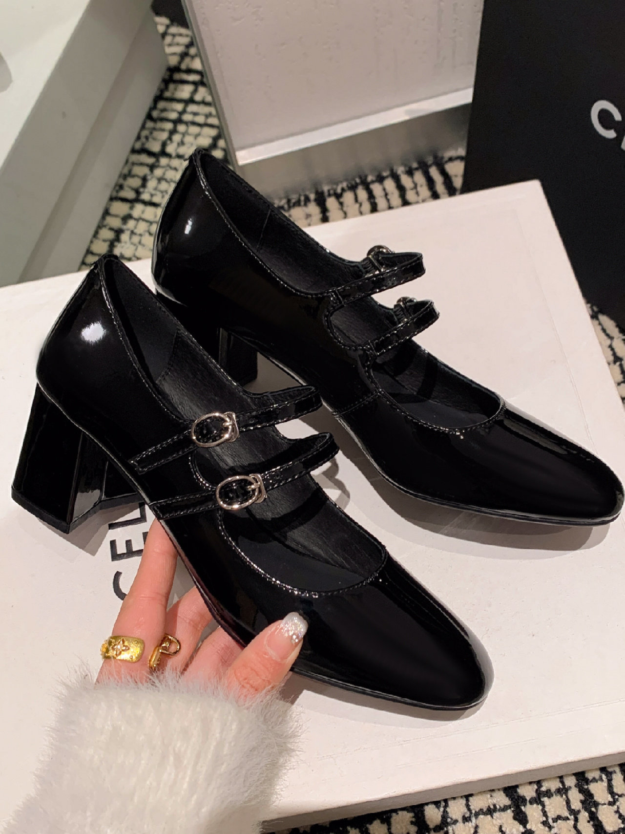 纯色黑色漆皮圆头粗跟高跟小皮鞋