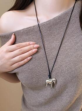 复古时尚简约小马吊坠项链甜美可爱休闲百搭毛衣链设计感小众项饰