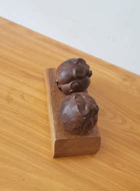 手持珠圆雕球阴沉木雕刻牛木雕