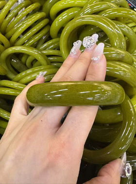 纯天然岫岩玉镯夏日显白牛油果色