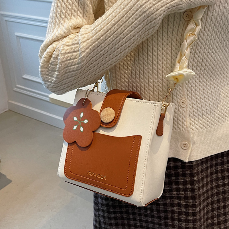 今年流行白色夏季百搭2022小包包 娜达丽亚箱包女士包袋