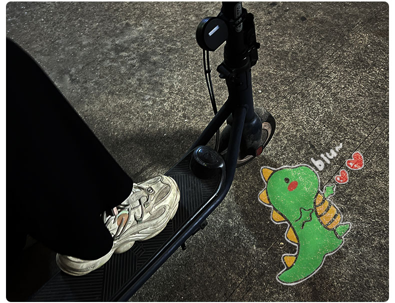 儿童自行车氛围灯夜骑电动摩托车投影灯滑板平衡车动态卡通警示灯 - 图1