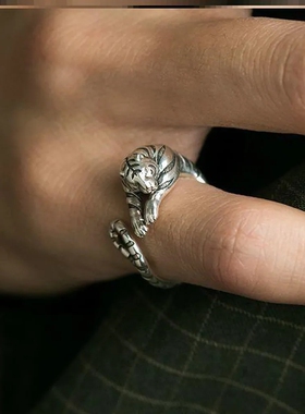 男士新年老虎爬手指戒指时尚戒