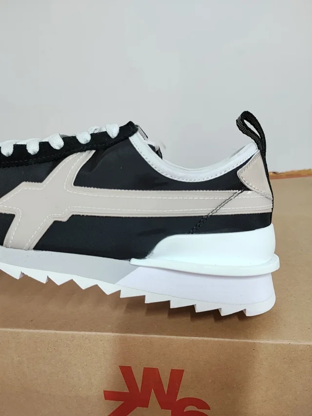 W6YZ 男女款黑色系带透气休闲运动鞋复古跑步鞋38码40/41/42/43码 - 图1