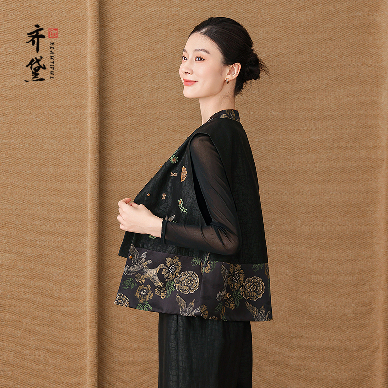 齐黛年轻版香云纱马甲女2025新款重工刺绣新中式无袖背心马夹上衣 - 图0
