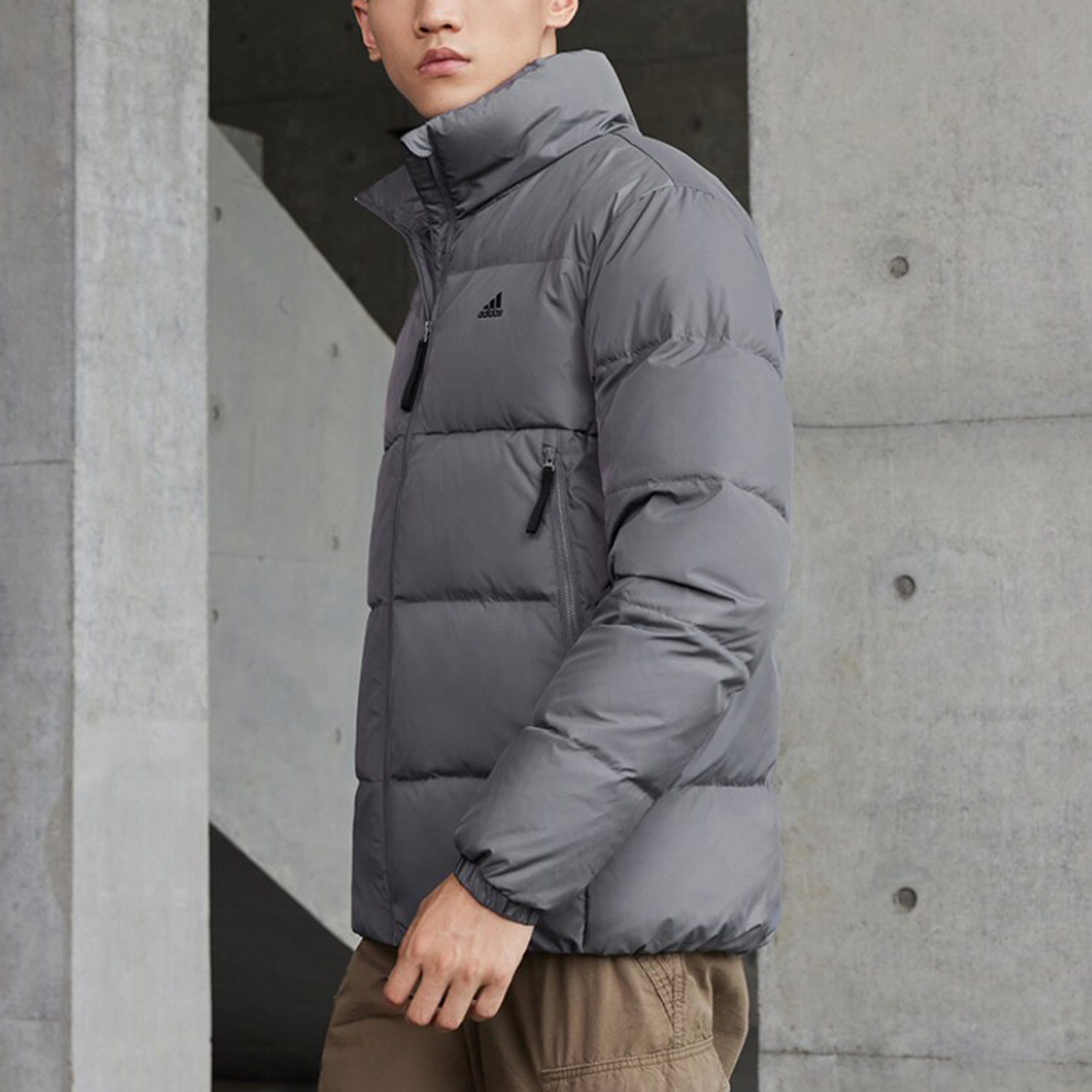 Adidas/阿迪达斯正品运动休闲男士保暖鸭绒立领羽绒服IT8725 - 图0