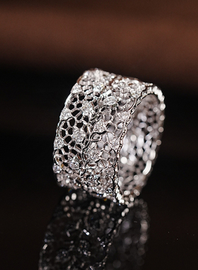 精美布契拉提风镂空复古宽版戒指蜂巢设计蕾丝钻石18k白戒指