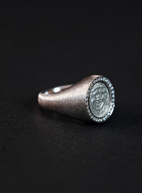 古希腊时期美杜莎重工拉丝古币戒指18k超厚金复古钻石围镶戒指