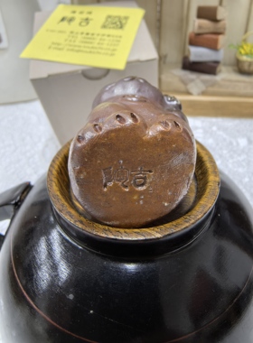 日本陶吉备前招财猫置物摆件，高约4.8厘米，宽约3厘米