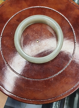 和田玉籽料青白手镯料子很细留有原皮局部有青花内径55mm条宽18mm