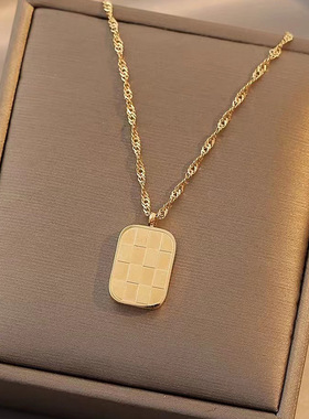 金色格子钛钢锁骨链05