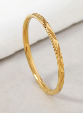 欧美钛钢超细V纹小众戒指